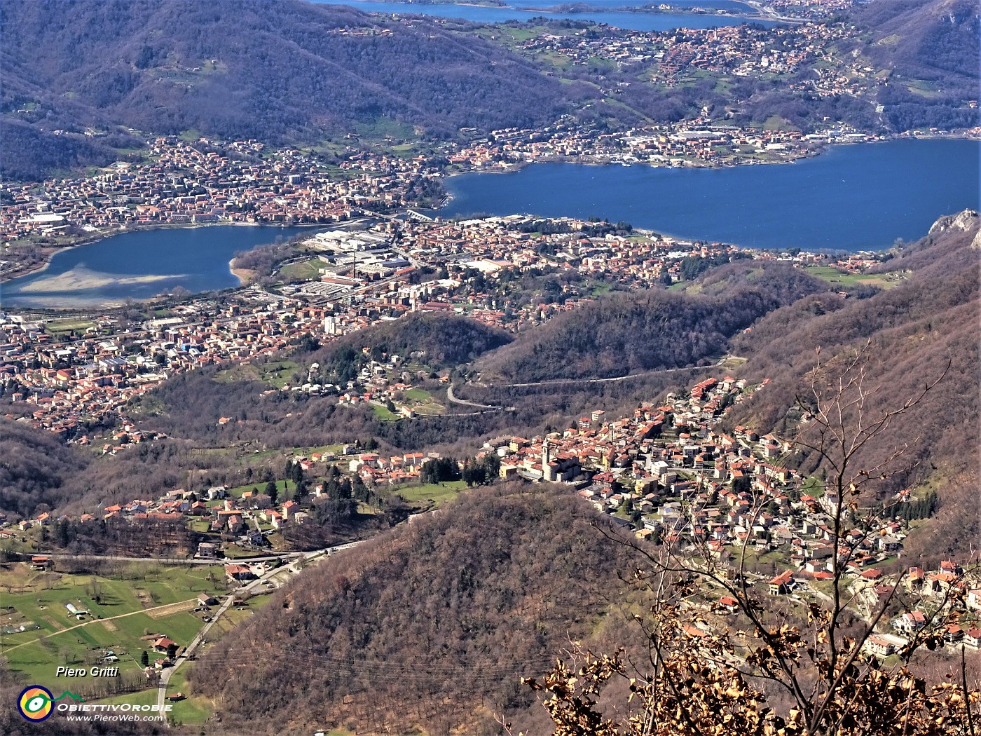 71 Splendido panorama dal Monte Tesoro sulla valle e i laghi dell'Adda.JPG